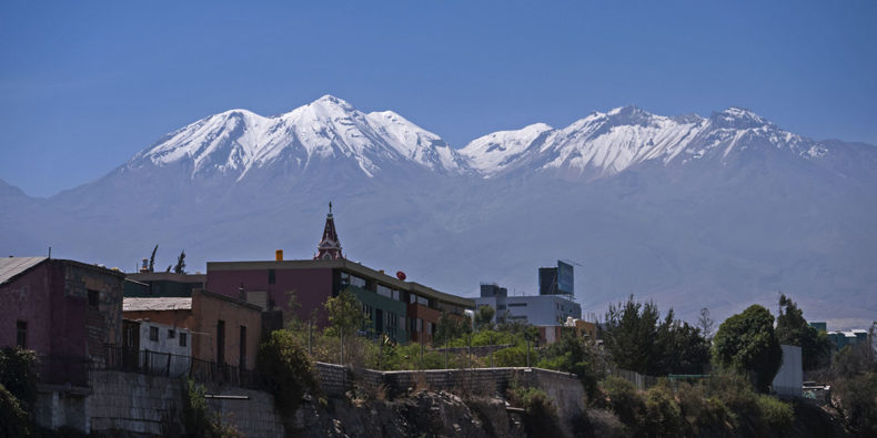 vista del volcán Misti con la ciudad de Arequipa en primer plano - 10 dias en peru