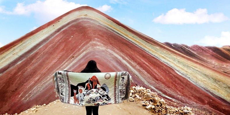 mujer con tejido peruano frente a la montaña de 7 colores - 10 dias en peru