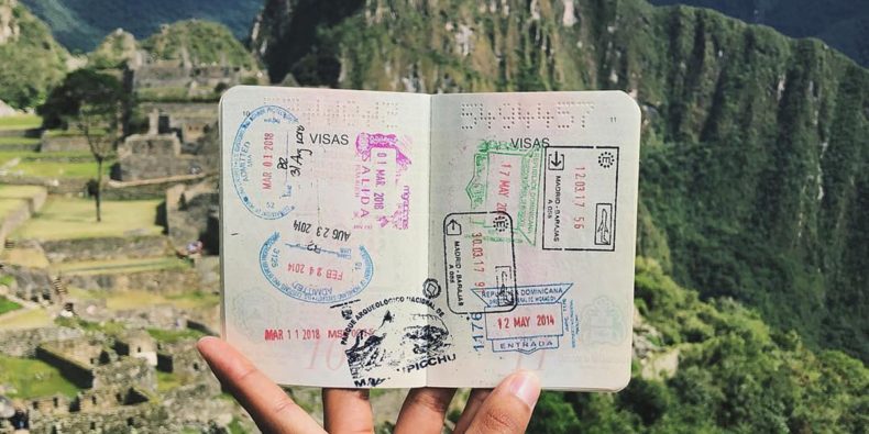 passaporte em frente a machu picchu - Roteiro de 10 dias no Peru