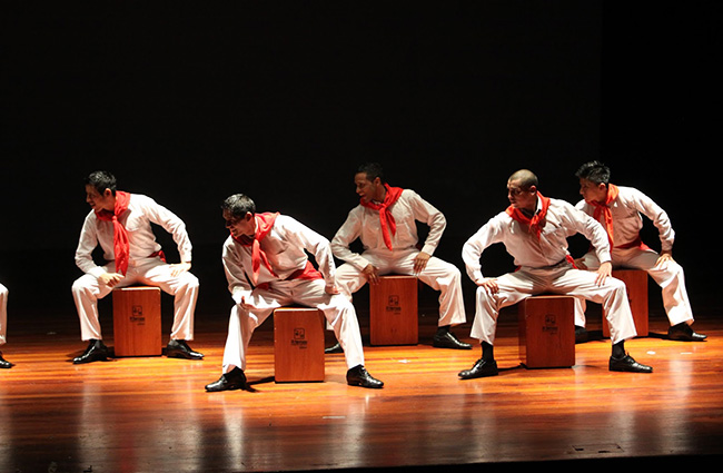 Halloween in Peru - Dancers performing show