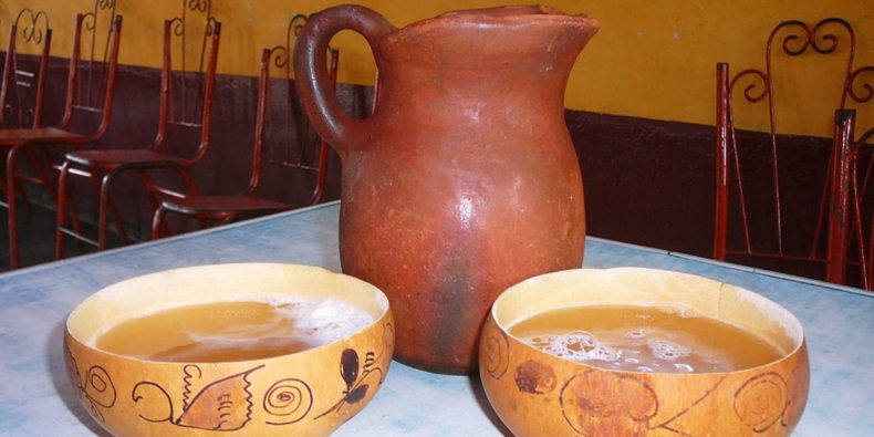 jarra de cerámica y dos cuencos de chicha de jora