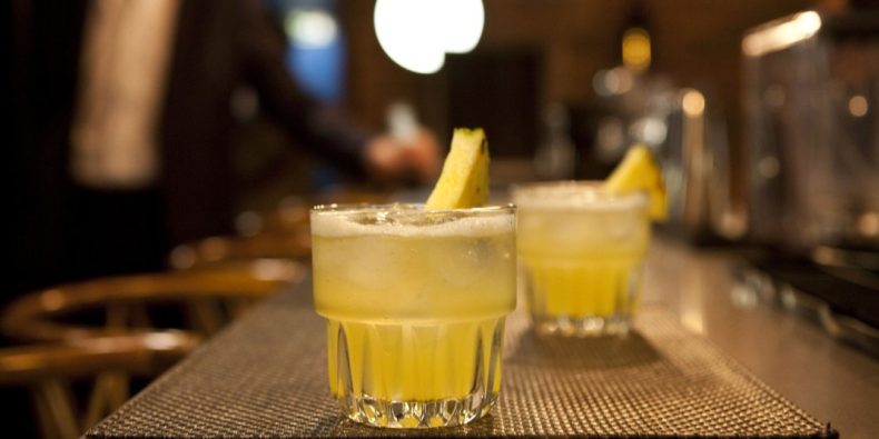 dos vasos de pisco punch con trozos de piña