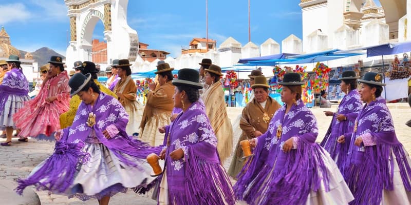 mujeres de puno danzando en la fiesta de la candelaria