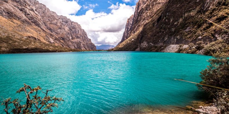 laguna de azul cristalino con montañas - o que fazer no peru