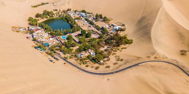 vista aérea do oásis de huacachina - o que fazer no peru