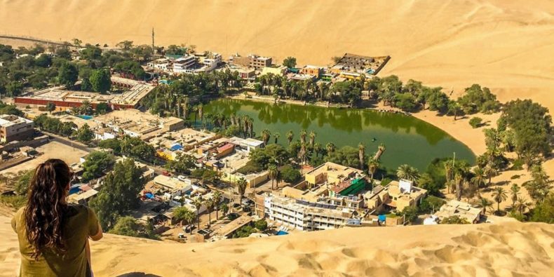 mujer admirando el paisaje de huacachina desde arriba - viajo sola - seguridad de mujeres que viajan solas en Perú