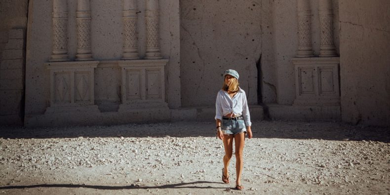 mujer frente a edificio tradicional en Arequipa - feriados en peru