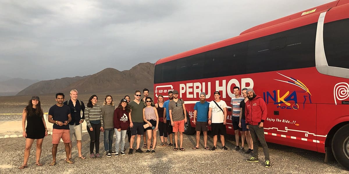 pasajeros frente a bus de peru hop - feriados en peru