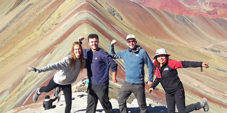 grupo posando frente a la montaña de 7 colores - feriados en peru