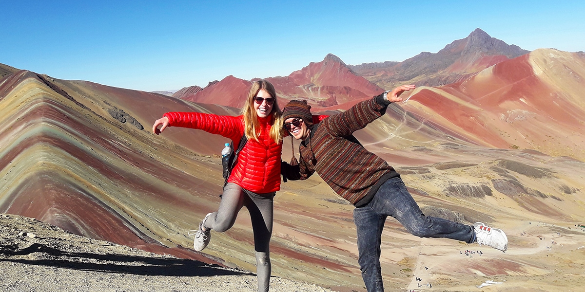 pareja frente a la posada de 7 colores en cusco - feriados en peru