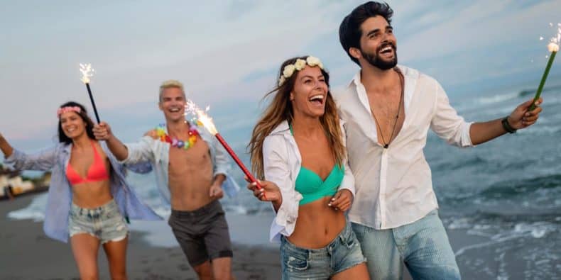 personas celebrando el año nuevo en la playa