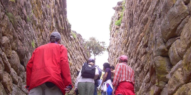 personas entrando a kuélap - kuélap cómo llegar