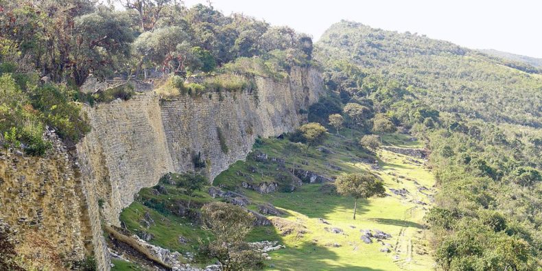 vista de la fortaleza de Kuélap en Perú - kuélap cómo llegar