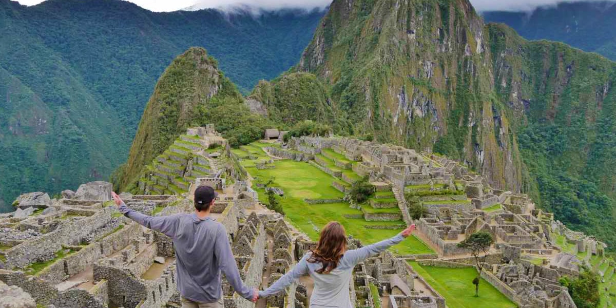 couple tour enjooying machu picchu