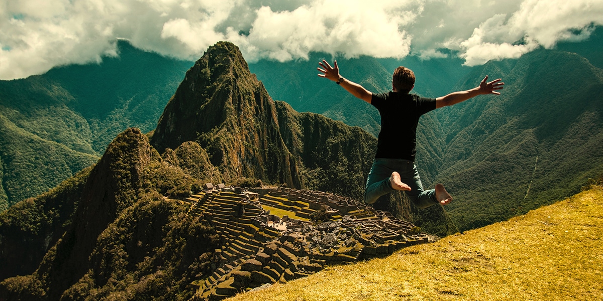 hombre saltando frente a machu picchu -sin mal de altura