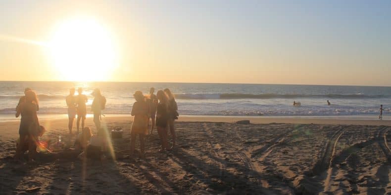 amigos en la playa de máncora - piura - perú