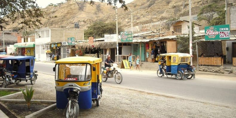 mototaxis en la vía principal de máncora