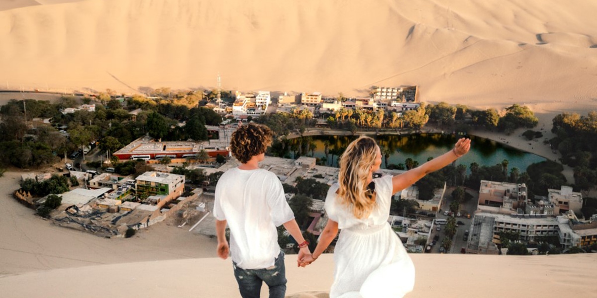 pareja frente al oasis de huacachina