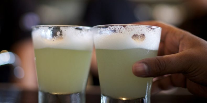 dos copas de pisco sour