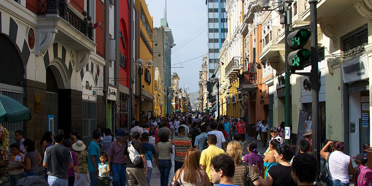 personas en Jirón de la Unión Lima - que idioma se habla en Perú