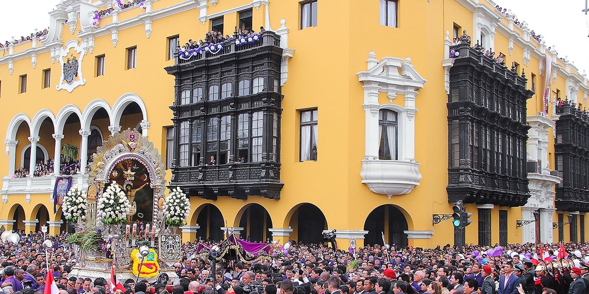 Procesión del Señor de los Milagros en Lima Perú