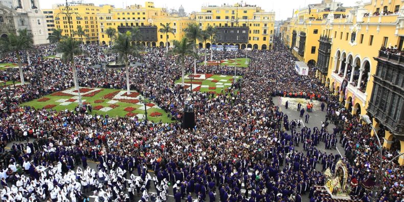 Procesión del Señor de los Milagros en Lima Perú