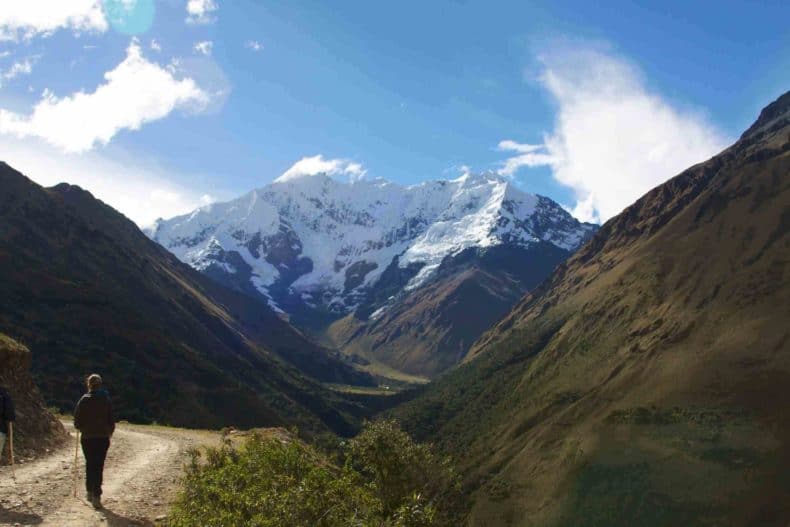 Melher Andando em Direcao a Montanha Salkantay