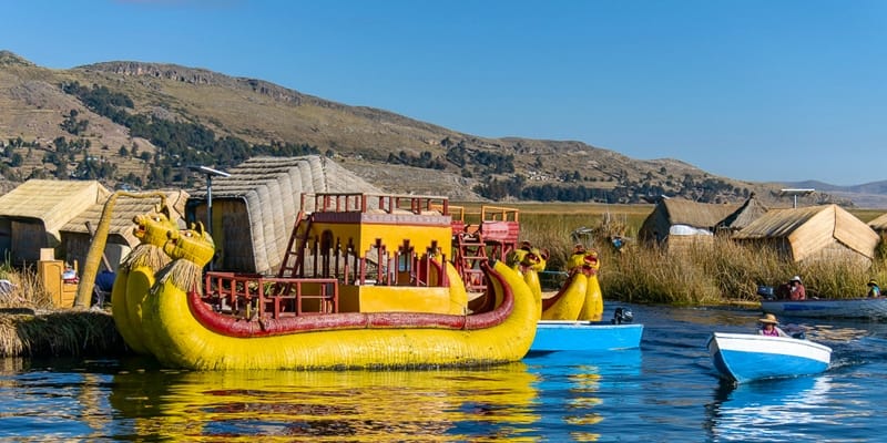 ilha-flutuante-lago-titicaca