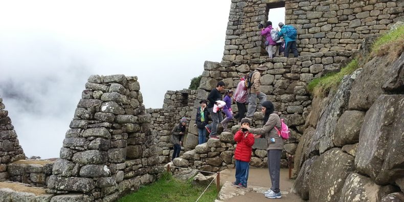 niños en machu picchu - viajar con niños en peru